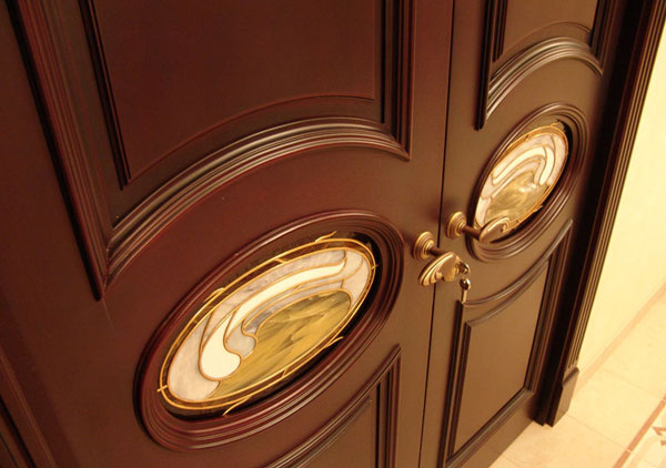 Дверь изготовленная из древесины бука