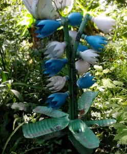 Декоративный цветок колокольчик изготовленный из пластиковых бутылок