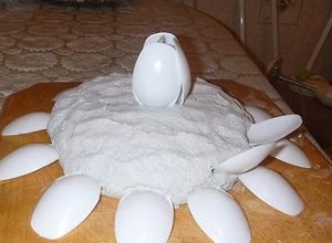 Изготовление основания из яичной упаковки и клея ПВХ  для искусственных лилий