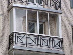 Балкон с окнами из металлопластикового профиля