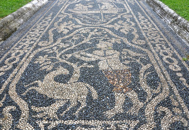 Декорация дорожки мозаикой из камня