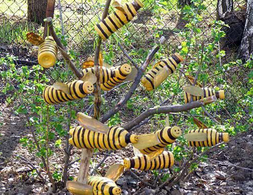 Пчёлы из пластиковых бутылок сделанные своими руками. Предназначены для украшения дачного участка, сада, клумбы