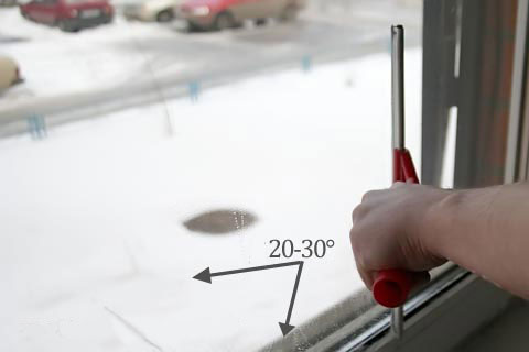Выполнение протирки окна сгонкой