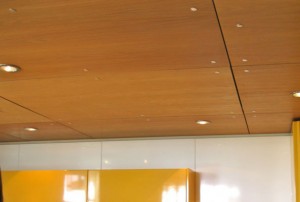 Технологические зазоры между листами фанеры при отделке потолка