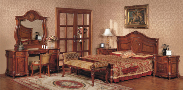 Спальня обставленная мебелью из натурального дерева