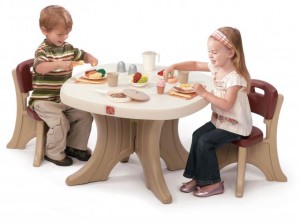 Какой детский стол удобнее?