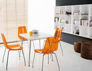 Пластиковые стулья: преимущества и использование в интерьере квартиры