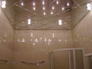 Отделка потолка в комнате с повышеной влажностью зеркальной плиткой
