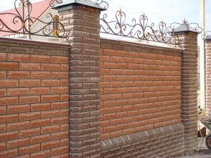 Кирпичный забор: основные элементы и особенности