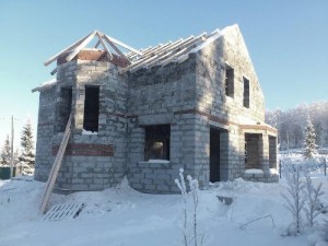 Строительство в зимний период: как сохранить качество