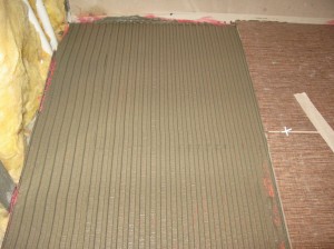 Какой слой клея наносить для укладки плитки на стену и на пол?