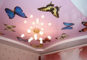 Натяжной потолок для детской с рисунком бабочек