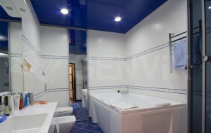 Натяжной потолок в ванной: особенности и дизайн 