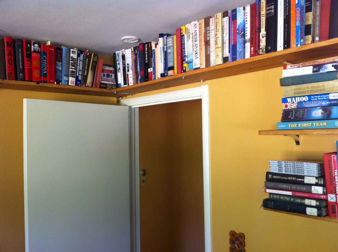 хранить книги в маленькой квартире